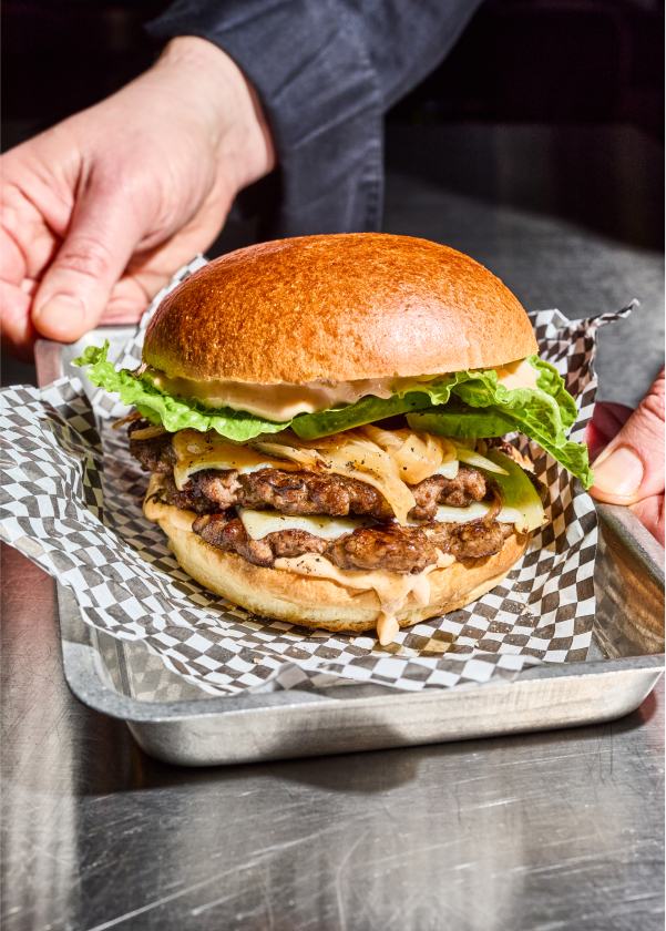 Bánh mì kẹp thịt trên khay