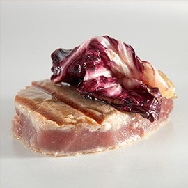 1. Cá hồi nướng than và bắp cải tím thắng đường