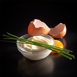 1. Trứng, mayonnaise và hẹ tây