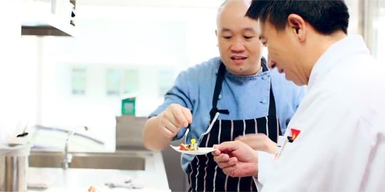 UFS chef sharing dish idea with customer