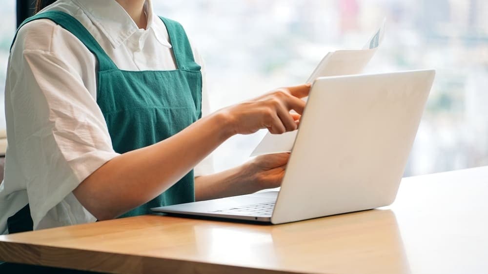 nhan-vien-phuc-vu-nha-hang-kiem-tra-thuc-don-va-chuan-bi-don-khach