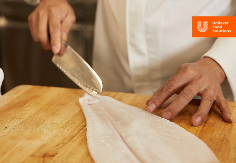 Sơ chế nguyên liệu nấu lẩu thái chua cay 