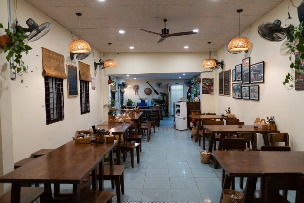 Tiền thuê và đặt cọc mặt bằng thường là khoản chi lớn nhất.