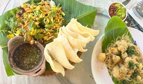 Món Gỏi hoa ngũ sắc & Chân nấm chiên giòn sốt bơ cay được lấy ý tưởng xu hướng ẩm thực 2024 và sản phẩm UFS Món Gỏi hoa ngũ sắc & Chân nấm chiên giòn sốt bơ cay được lấy ý tưởng xu hướng ẩm thực 2024 và sản phẩm UFS