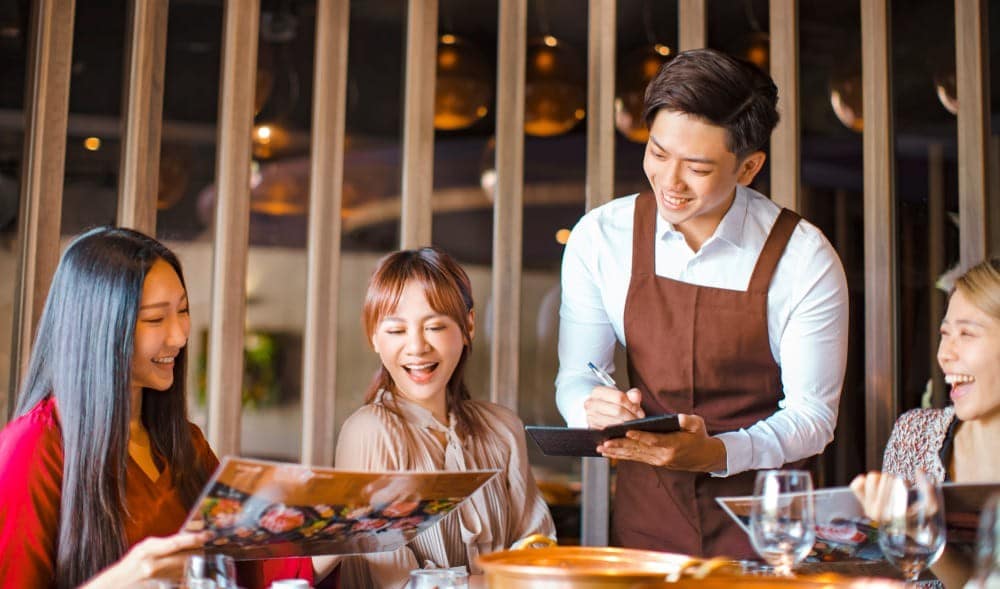 Nhân viên chạy bàn cần làm những gì? Công việc của họ không chỉ đơn giản là bưng bê!