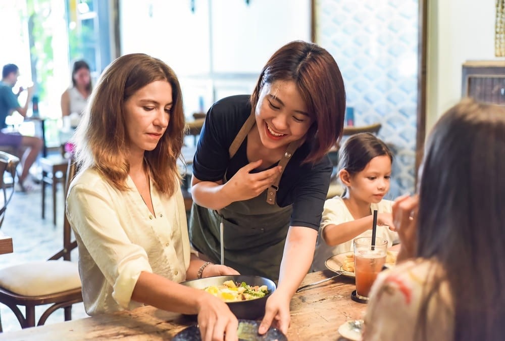 Đối với các nhà hàng, khách sạn cao cấp thường xuyên đón tiếp khách quốc tế, nhân viên phục vụ cần có trình độ ngoại ngữ tốt.