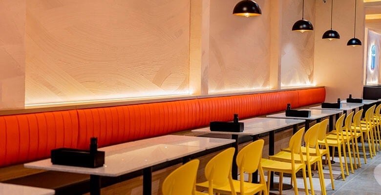 Không gian được thiết kế rộng rãi, hiện đại luôn là điểm cộng của chuỗi nhà hàng Sasin