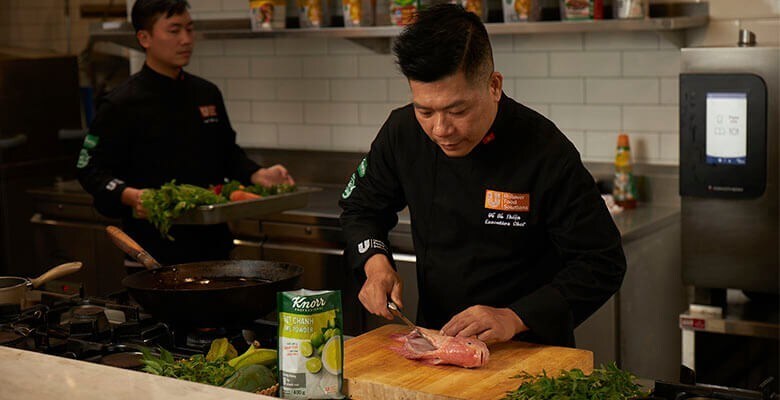 Đầu bếp, nhân viên trong nhà hàng cần hoàn thành món với hiệu quả cao nhất