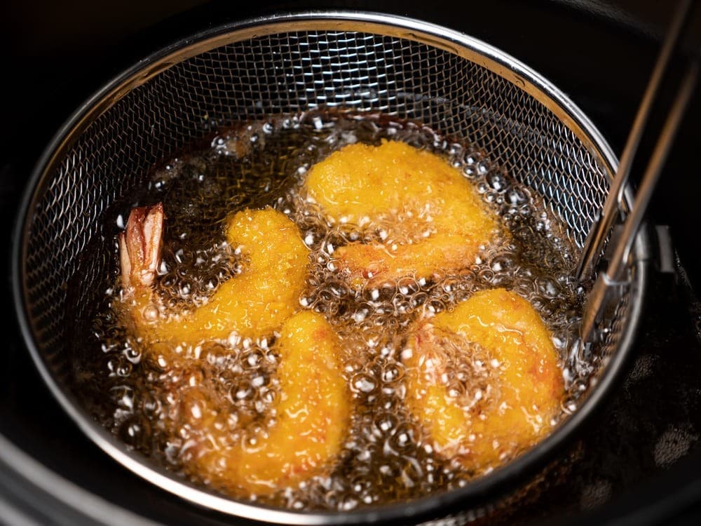 Chiên ngập dầu thường dùng cho các món như tôm, gà, khoai tây chiên với lớp áo bột hoặc bột chiên giòn