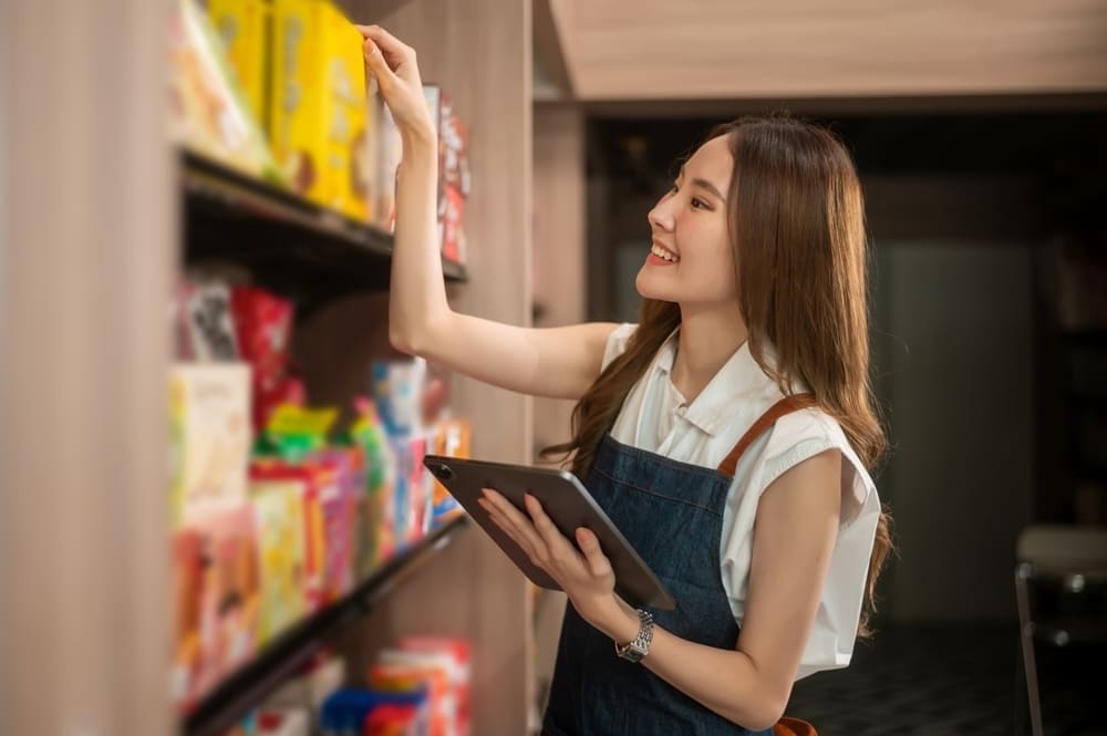 Để khéo tối ưu hiệu suất bếp, bạn nên sắp xếp kho theo nguyên tắc khoa học, ưu tiên tốc độ ra món