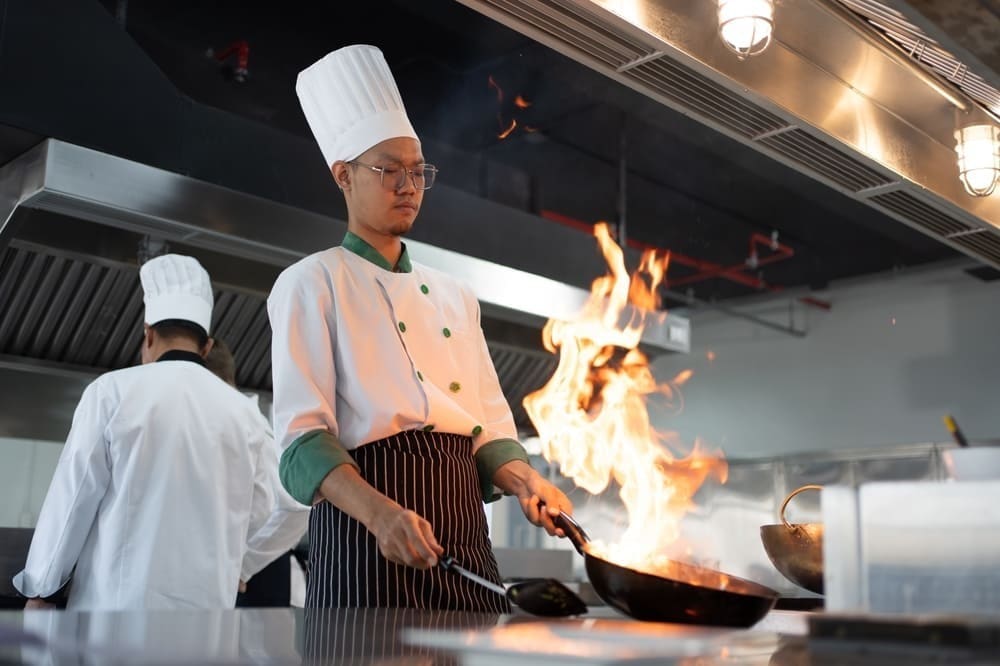 Một đầu bếp chính ngoài “khéo” chuyên môn nấu nướng còn nên “khéo” lãnh đạo, điều phối bếp.