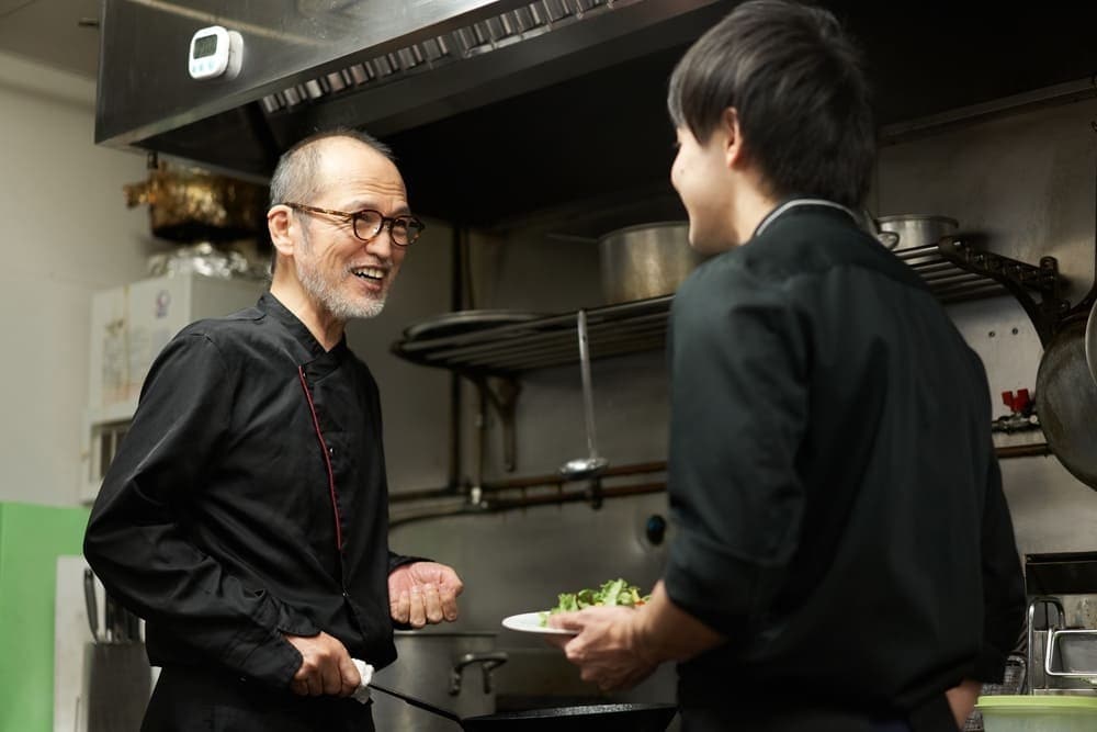 Cách quản lý nhân viên trong nhà hàng hiệu quả nhất là xây dựng chế độ đãi ngộ và lộ trình thăng tiến rõ ràng