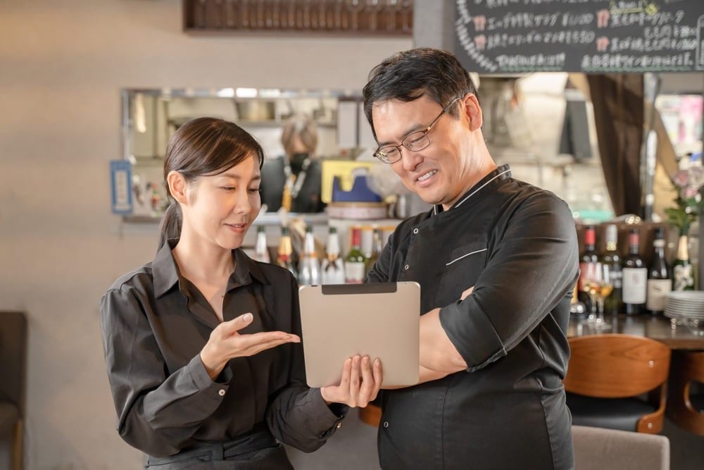 Hiểu rõ các nguồn doanh thu là nền tảng quan trọng để tính toán lợi nhuận trong kinh doanh nhà hàng