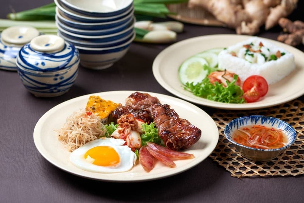 Nếu được phục vụ trong nhà hàng có máy lạnh, nhân viên chuyên nghiệp và món ăn được trình bày sang trọng, một dĩa cơm tấm có thể được định giá ở mức 89.000đ