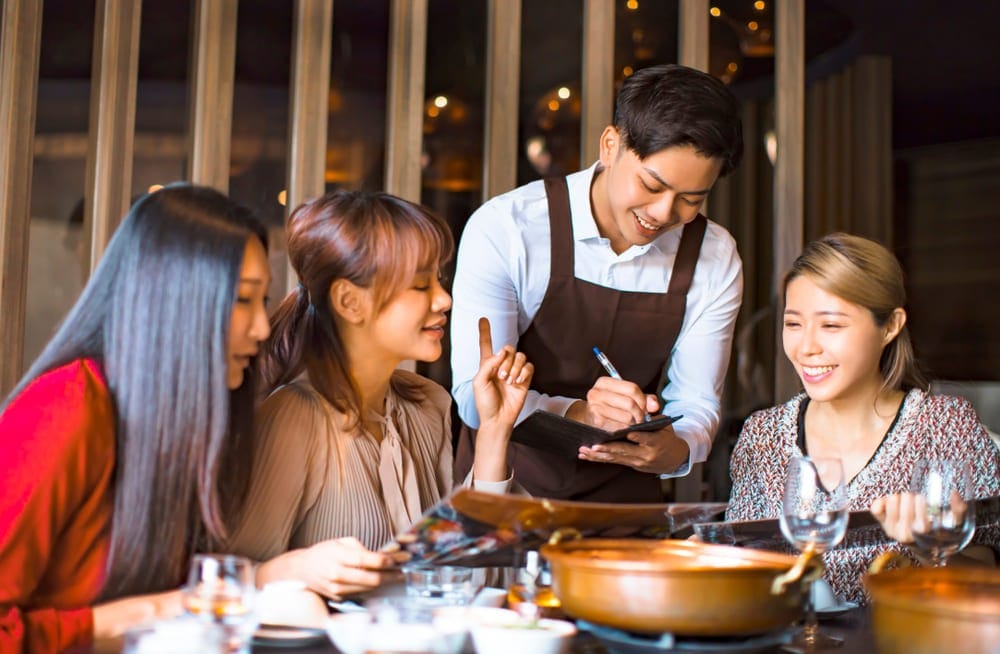 TOP 10 GIẢI PHÁP THU HÚT KHÁCH ĐẾN NHÀ HÀNG HIỆU QUẢ