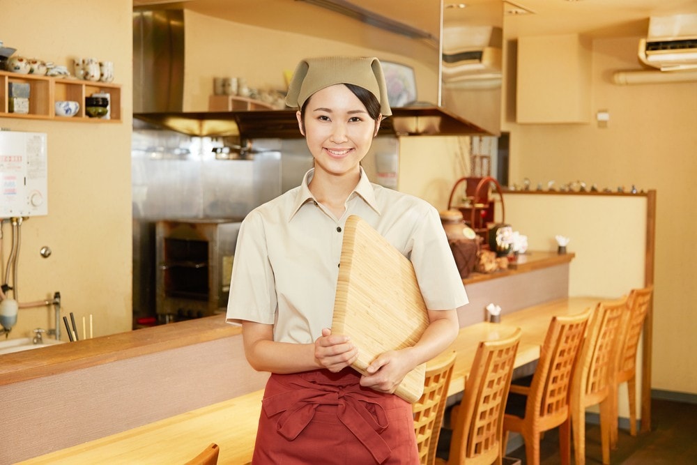 Đón khách bằng nụ cười thân thiện chính là bước đầu tạo nên trải nghiệm ấn tượng tại nhà hàng.