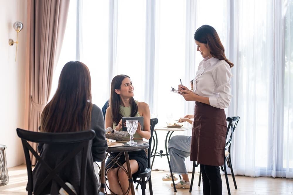 Nhân viên phục vụ nhà hàng đón tiếp và phục vụ khách hàng