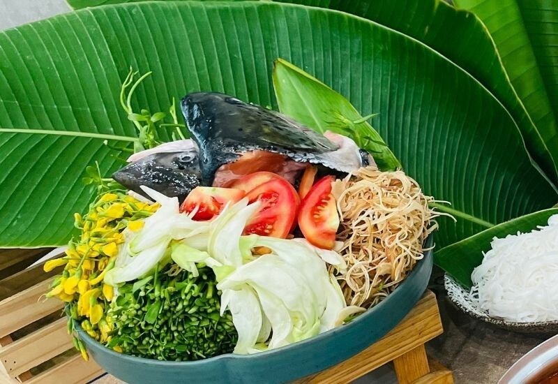 Nguyên liệu nấu lẩu đầu cá hồi chua cay Nguyên liệu nấu lẩu đầu cá hồi chua cay