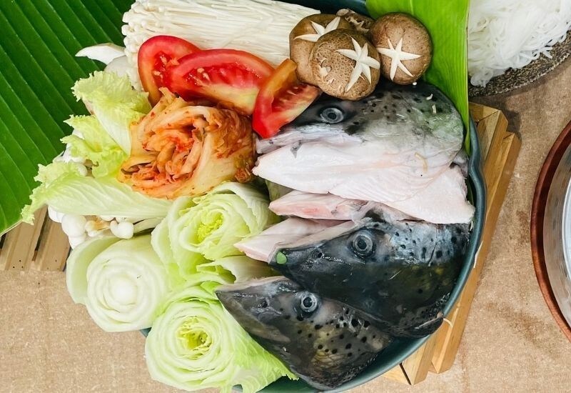 Nguyên liệu nấu lẩu đầu cá hồi chua cay Nguyên liệu nấu lẩu đầu cá hồi chua cay