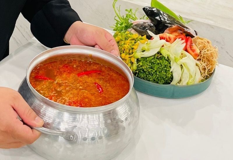 Cách nấu lẩu đầu cá hồi chua cay Cách nấu lẩu đầu cá hồi chua cay