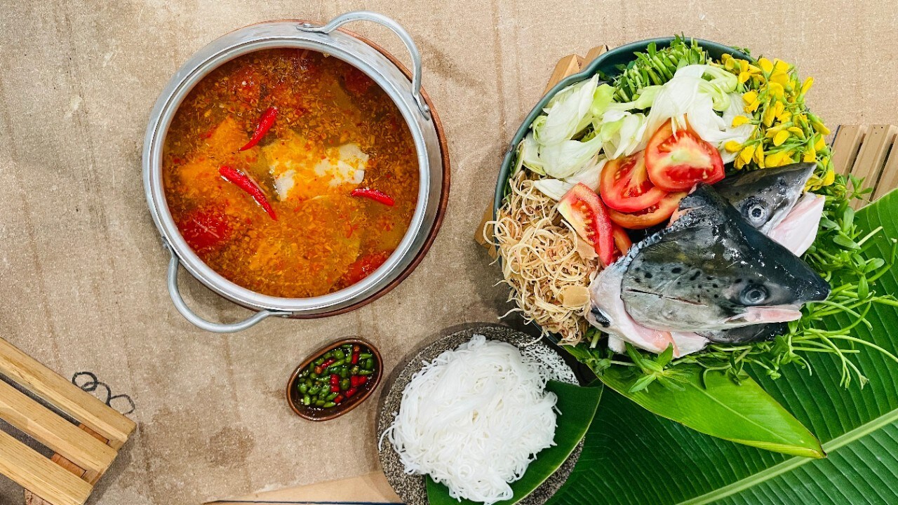 Trình bày món lẩu đầu cá hồi măng chua Trình bày món lẩu đầu cá hồi măng chua