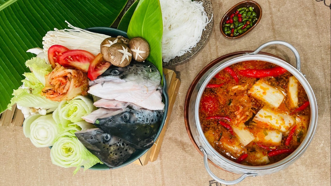 Trình bày món lẩu đầu cá hồi kim chi Trình bày món lẩu đầu cá hồi kim chi