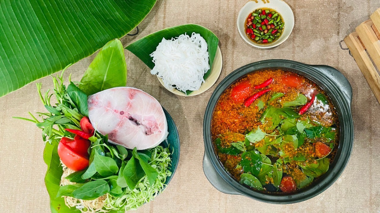 Trình bày và thưởng thức lẩu cá bớp lá giang Trình bày và thưởng thức lẩu cá bớp lá giang