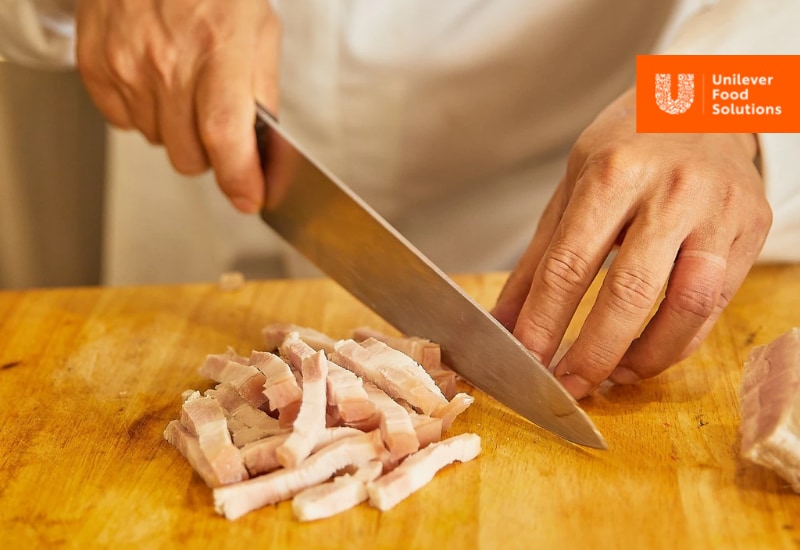 Thái nhỏ thịt theo từng miếng vừa ăn Thái nhỏ thịt theo từng miếng vừa ăn