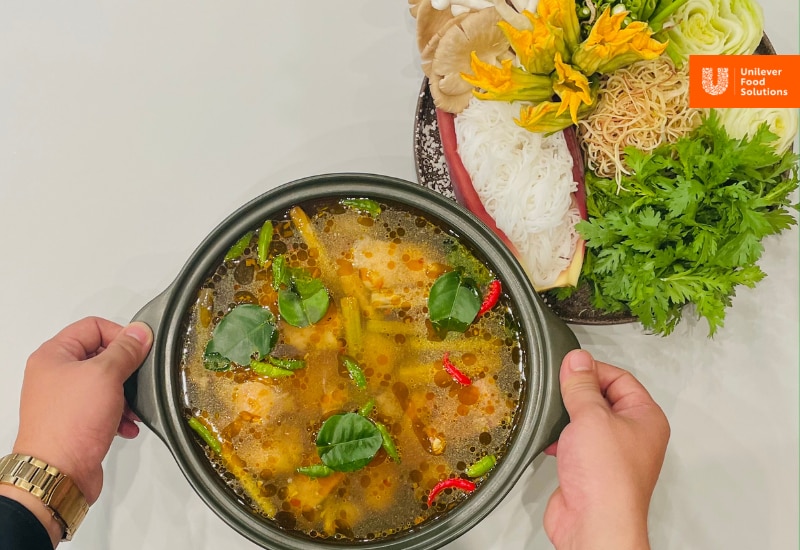 Nấu nước dùng lẩu gà chanh ớt Nấu nước dùng lẩu gà chanh ớt