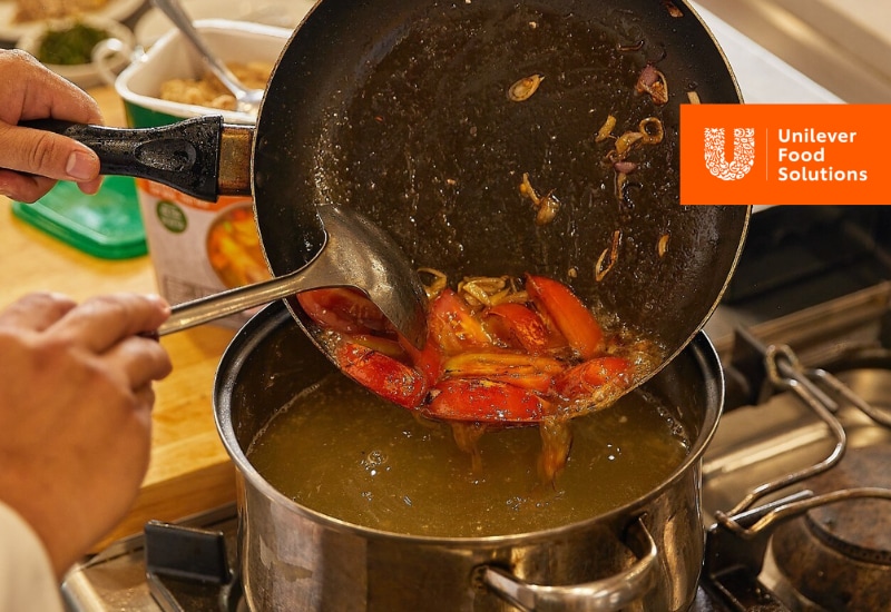Nấu nước dùng lẩu đầu cá hồi măng chua Nấu nước dùng lẩu đầu cá hồi măng chua