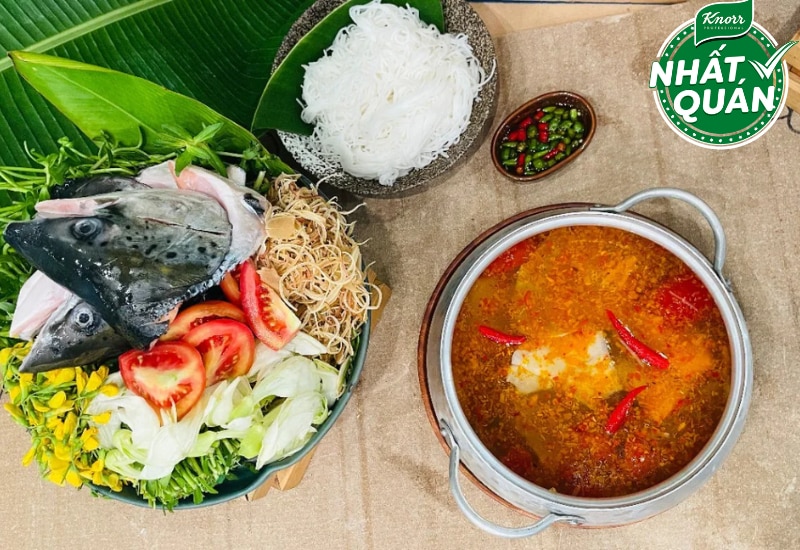 Trình bày món lẩu đầu cá hồi măng chua Trình bày món lẩu đầu cá hồi măng chua