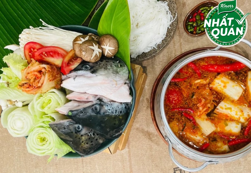 Trình bày món lẩu đầu cá hồi kim chi Trình bày món lẩu đầu cá hồi kim chi