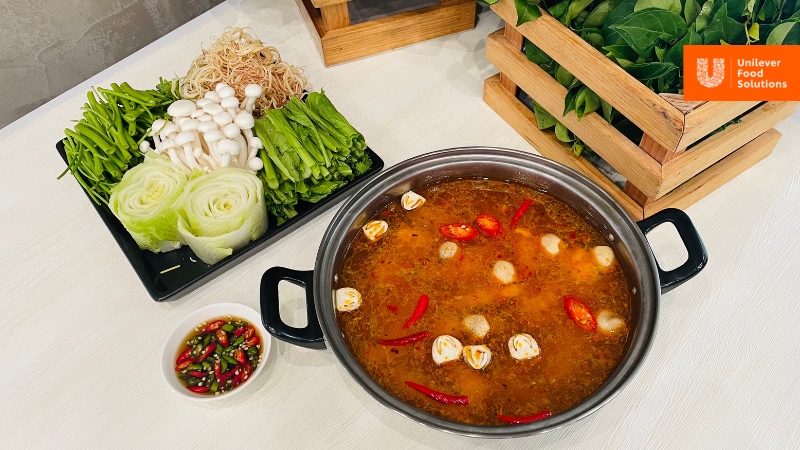 Nấu nước dùng lẩu gà chua cay Nấu nước dùng lẩu gà chua cay