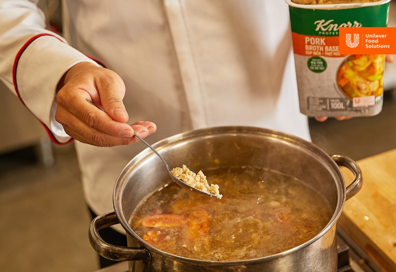 Cho Knorr vào nồi nước dùng để nấu lẩu riêu cua bắp bò Cho Knorr vào nồi nước dùng để nấu lẩu riêu cua bắp bò