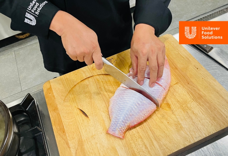 Sơ chế nguyên liệu làm lẩu cá diêu hồng Sơ chế nguyên liệu làm lẩu cá diêu hồng