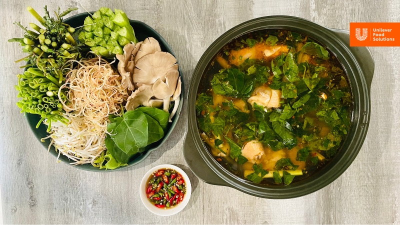 Trình bày món lẩu gà lá giang Trình bày món lẩu gà lá giang