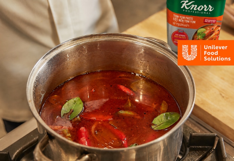 Lẩu Thái Tom Yum hải sản chua cay với Cốt Nền Tom Yum Knorr Professionals, chuẩn vị nhà hàng