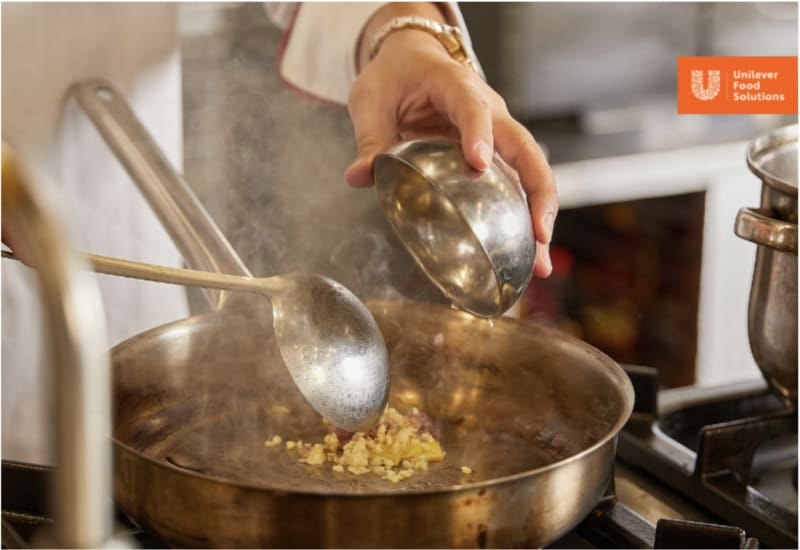 Xào thơm các nguyên liệu để nấu nước lẩu bò ngon Xào thơm các nguyên liệu để nấu nước lẩu bò ngon