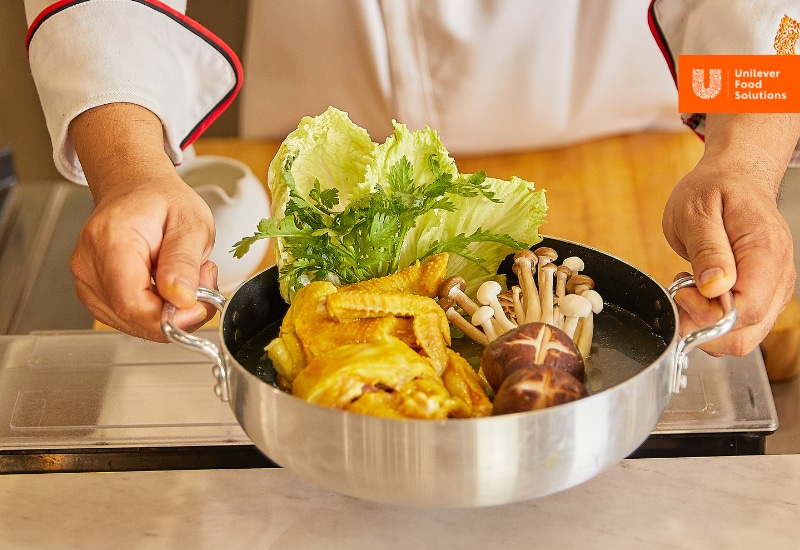 Cho nước lẩu ra nồi lẩu chuyên dụng Cho nước lẩu ra nồi lẩu chuyên dụng