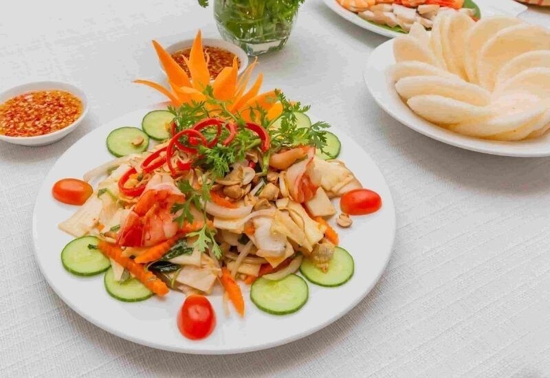 Trang trí gỏi ngó sen với các tạo hình cà rốt nổi bật Trang trí gỏi ngó sen với các tạo hình cà rốt nổi bật