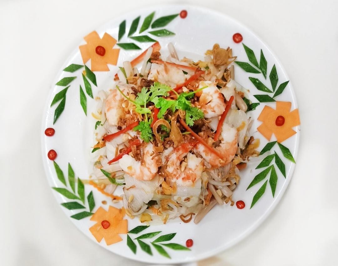 Món gỏi ngó sen tôm thịt được trang trí công phu và vô cùng đẹp mắt với cà rốt và dưa leo Món gỏi ngó sen tôm thịt được trang trí công phu và vô cùng đẹp mắt với cà rốt và dưa leo