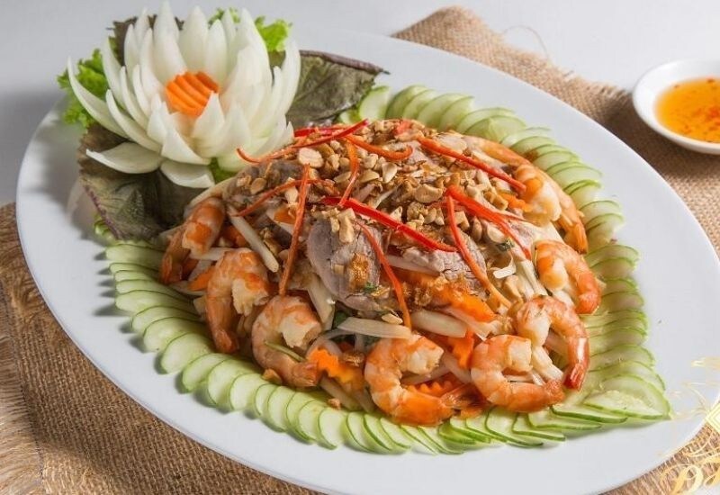 Trang trí gỏi sen bằng hành tây đơn giản nhưng vô cùng bắt mắt Trang trí gỏi sen bằng hành tây đơn giản nhưng vô cùng bắt mắt