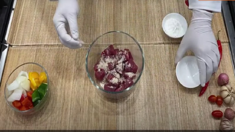 Sơ chế nguyên liệu làm bò lúc lắc Sơ chế nguyên liệu làm bò lúc lắc