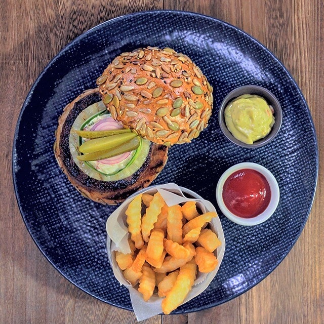 Burger bò với xốt Guacomole